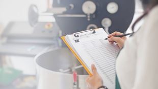 Scientifique remplissant une carte devant l'équipement